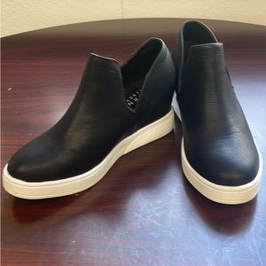 Black wedged sneakers